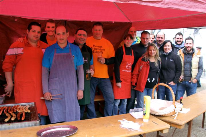 Strauße helfen bei der Einweihungsfeier des Schiffweiler Dorfplatzes 2013